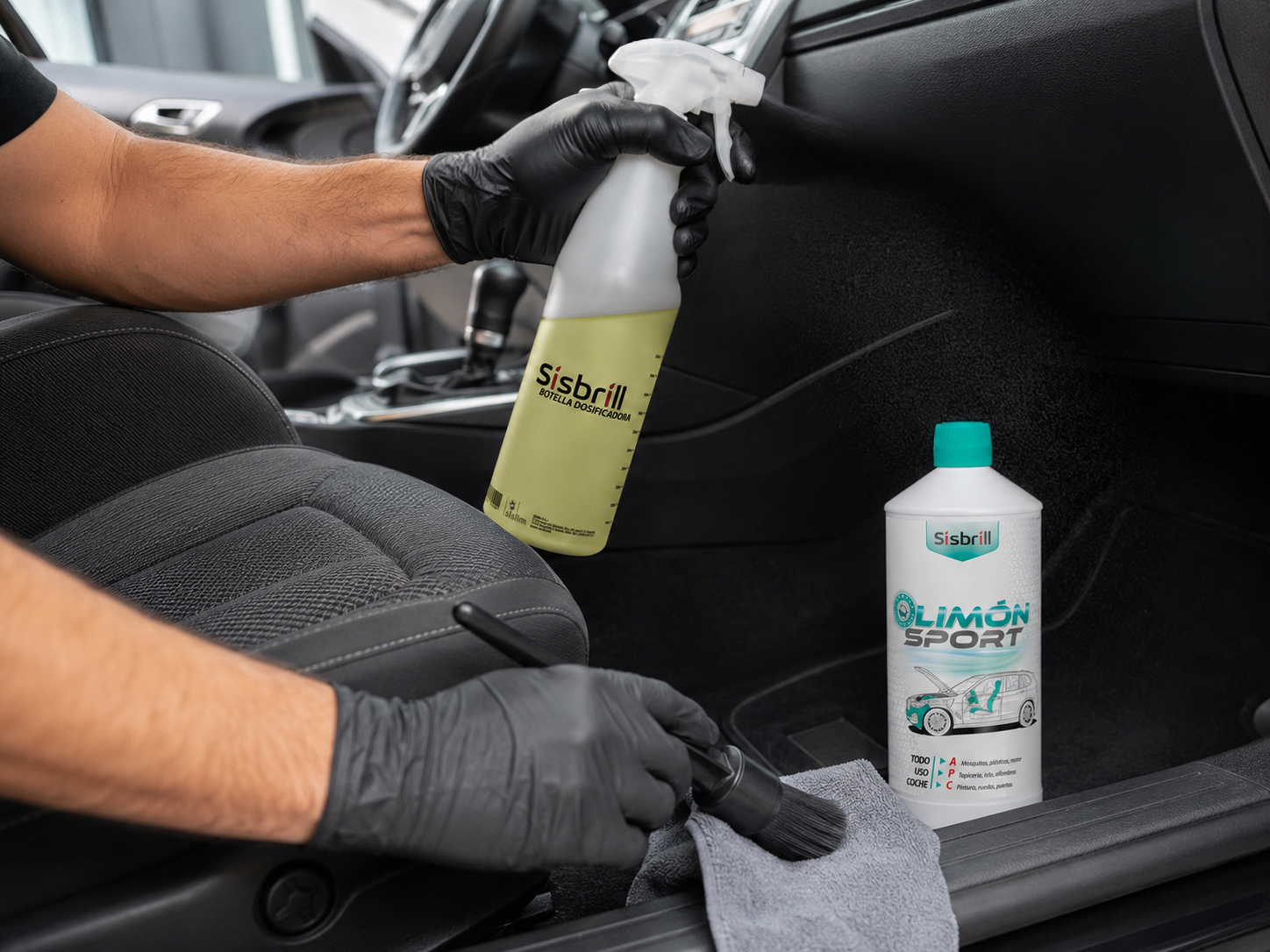 Persona pulverizando limón sport diluido en botella dosificadora en el interior de un coche.