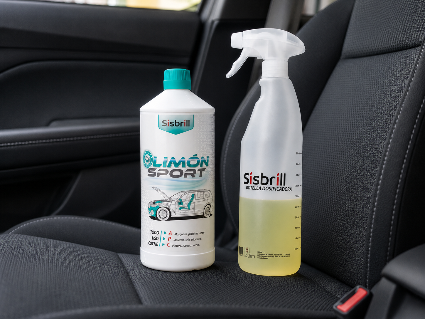 Botella de Limón Sport en el interior de un coche junto a la botella dosificadora