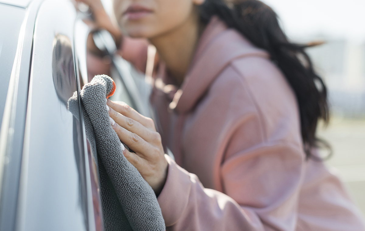Cómo limpiar el coche sin agua correctamente y sin rayar la pintura