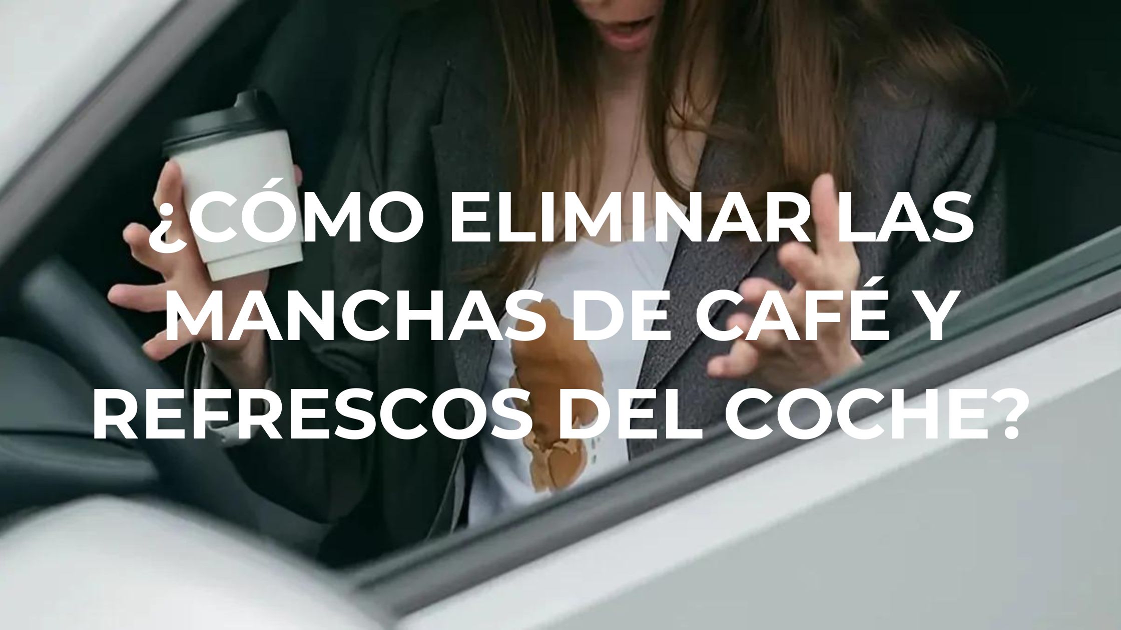 Mujer con una mancha de café en la camiseta en el interior del coche