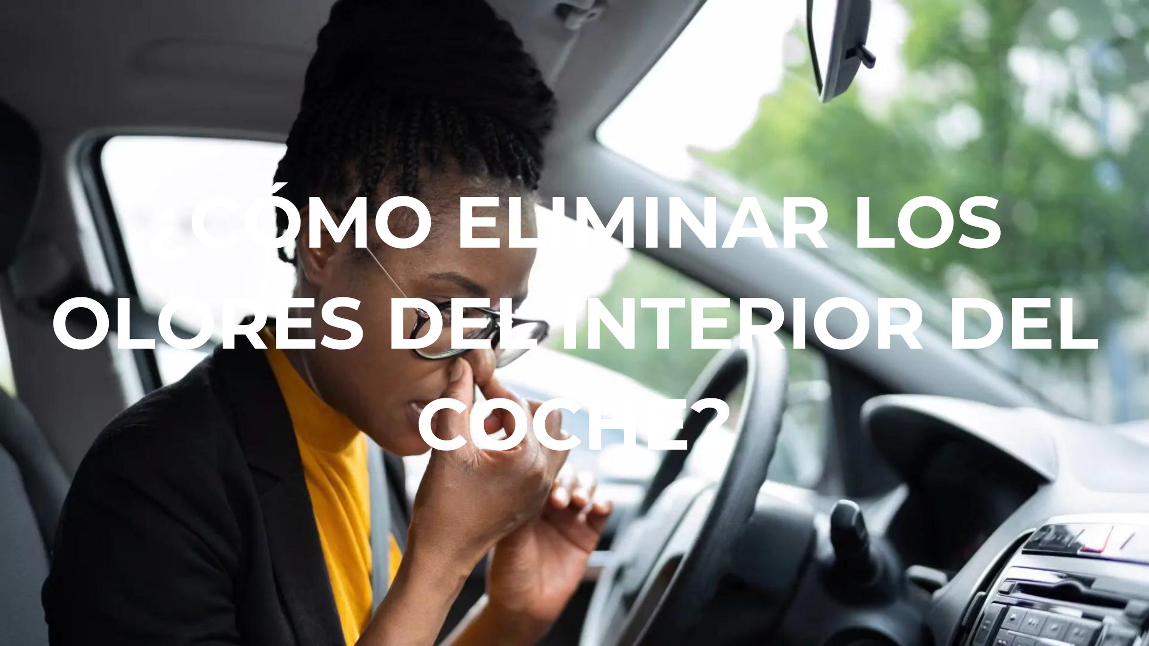 Mujer tapándose la nariz en el interior del coche