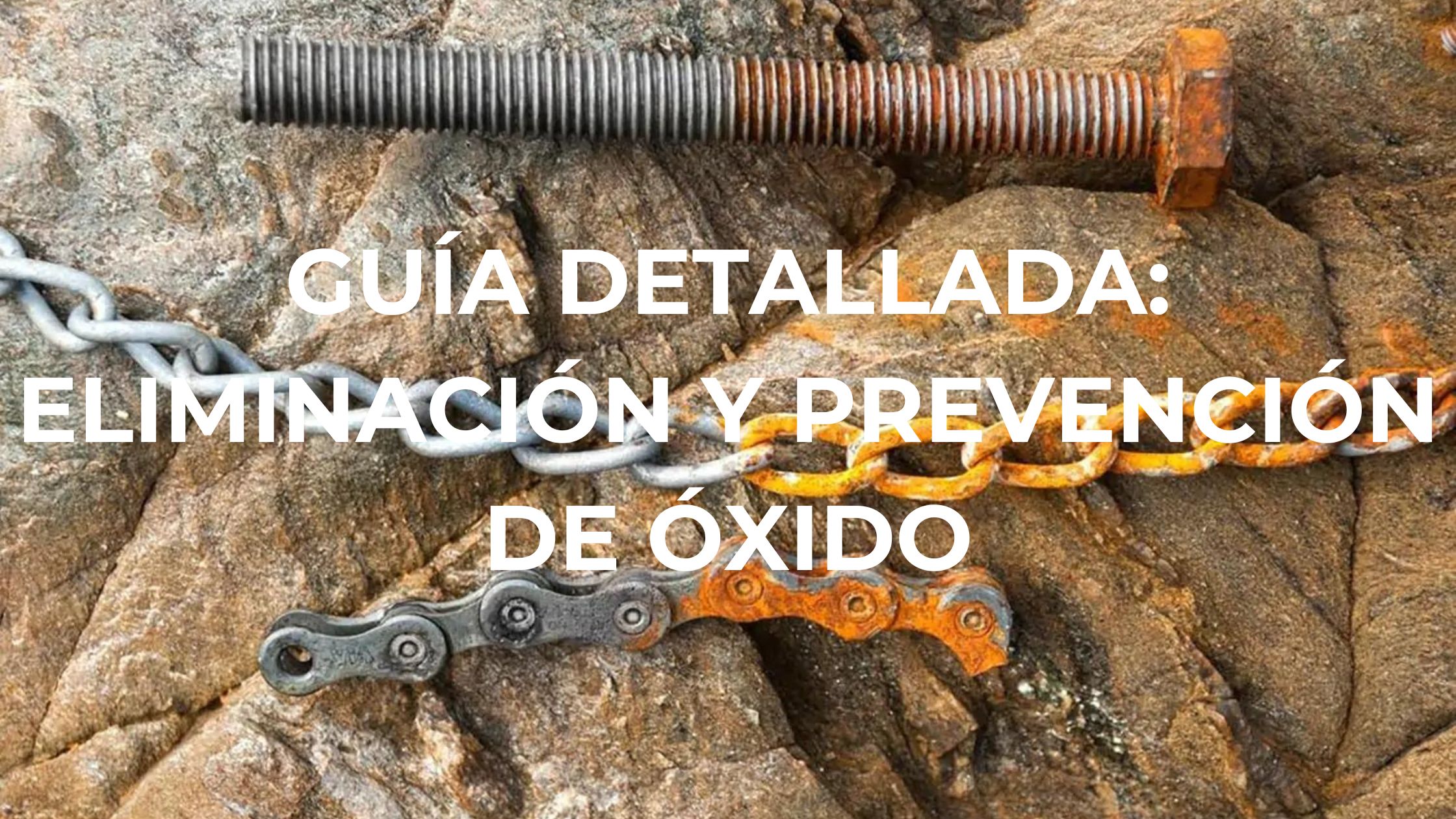 Tornillo, cadena y cadena de bici oxidadas en la parte derecha de la imagen y sin óxido en la parte izquierda