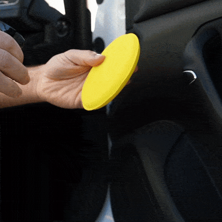 Hombre aplicando Hidra sobre un aplicador de poliespuma amarillo