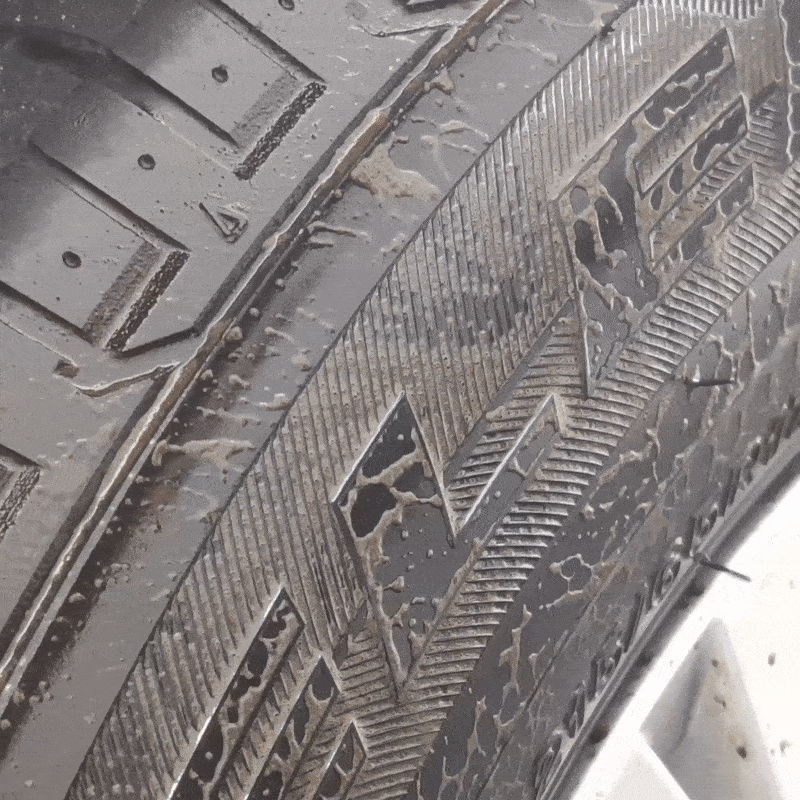 Neumático siendo aclarado con agua