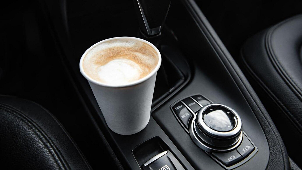 Vaso de café en el interior del coche