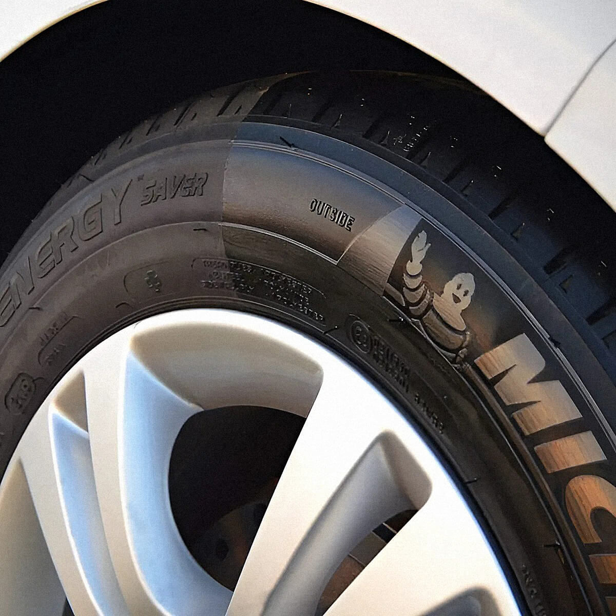 Neumático de un coche con el color recuperado y brillante